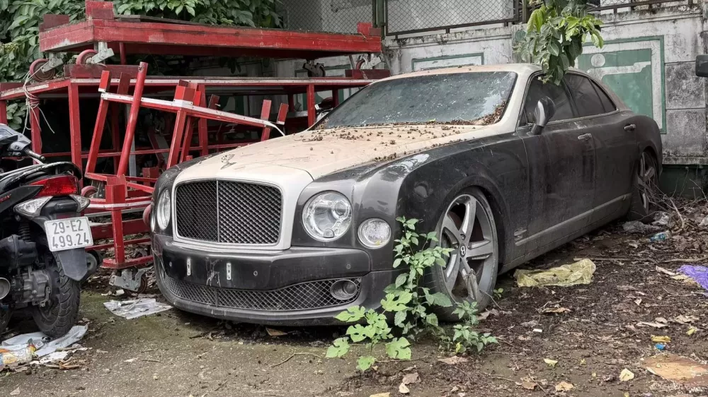Xe siêu sang Bentley Mulsanne hàng chục tỷ đồng bị bỏ rơi tại 1 sân bóng ở Hà Nội- Ảnh 2. Xe siêu sang Bentley Mulsanne hàng chục tỷ đồng bị bỏ rơi tại 1 sân bóng ở Hà Nội- Ảnh 2.