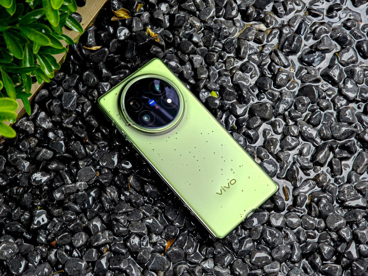 Trên tay vivo X Fold5: smartphone gập vừa mỏng, vừa mạnh, pin trâu lại còn dùng được với Apple Watch và AirPods- Ảnh 4. Trên tay vivo X Fold5: smartphone gập vừa mỏng, vừa mạnh, pin trâu lại còn dùng được với Apple Watch và AirPods- Ảnh 4.