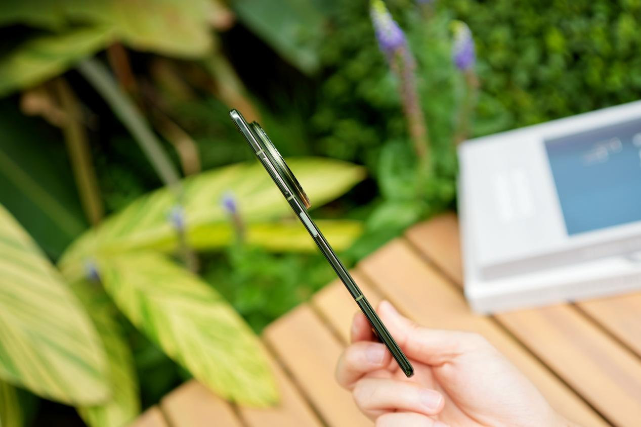 Trên tay vivo X Fold5: smartphone gập vừa mỏng, vừa mạnh, pin trâu lại còn dùng được với Apple Watch và AirPods- Ảnh 3. Trên tay vivo X Fold5: smartphone gập vừa mỏng, vừa mạnh, pin trâu lại còn dùng được với Apple Watch và AirPods- Ảnh 3.