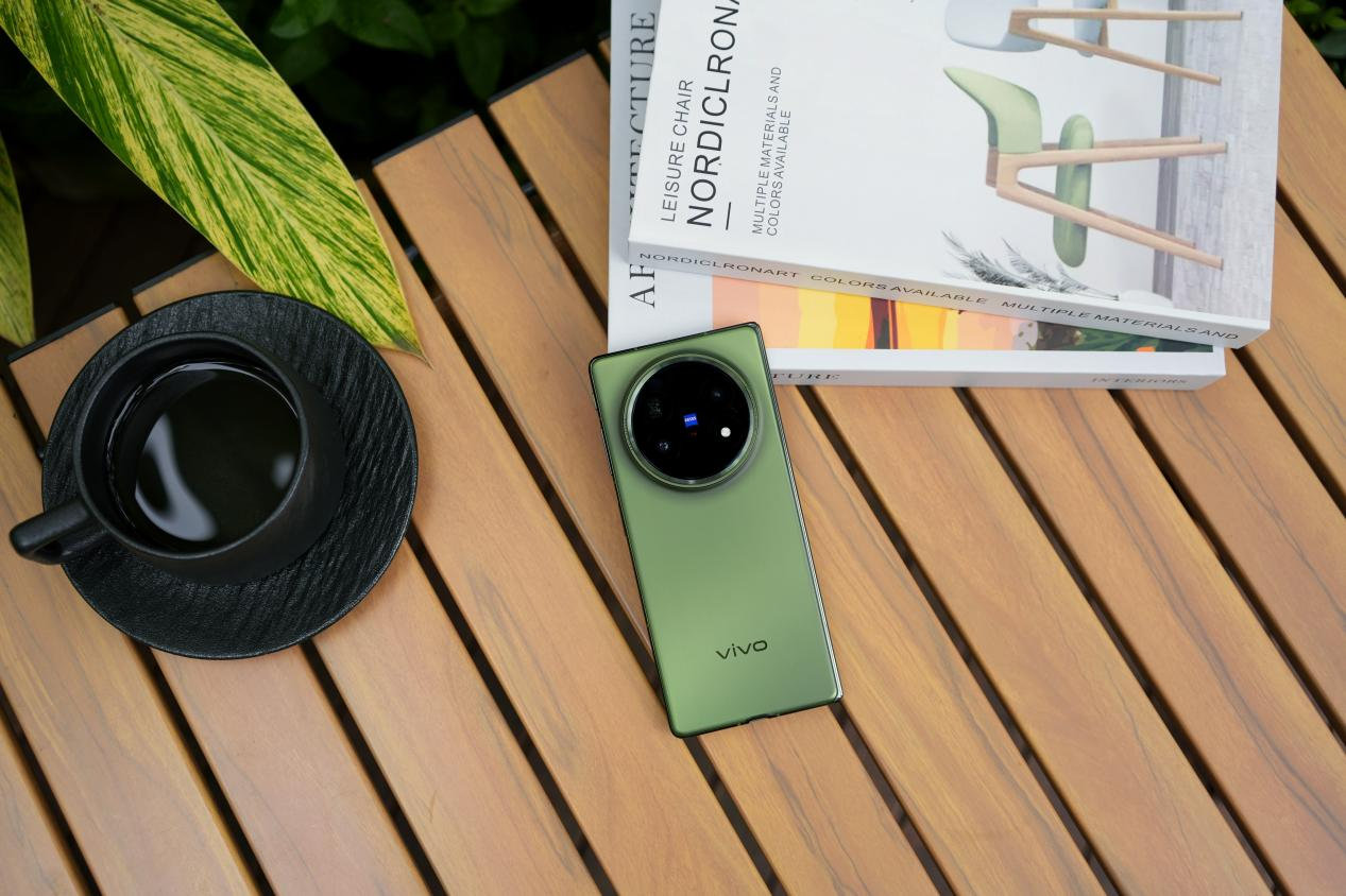 Trên tay vivo X Fold5: smartphone gập vừa mỏng, vừa mạnh, pin trâu lại còn dùng được với Apple Watch và AirPods- Ảnh 6. Trên tay vivo X Fold5: smartphone gập vừa mỏng, vừa mạnh, pin trâu lại còn dùng được với Apple Watch và AirPods- Ảnh 6.
