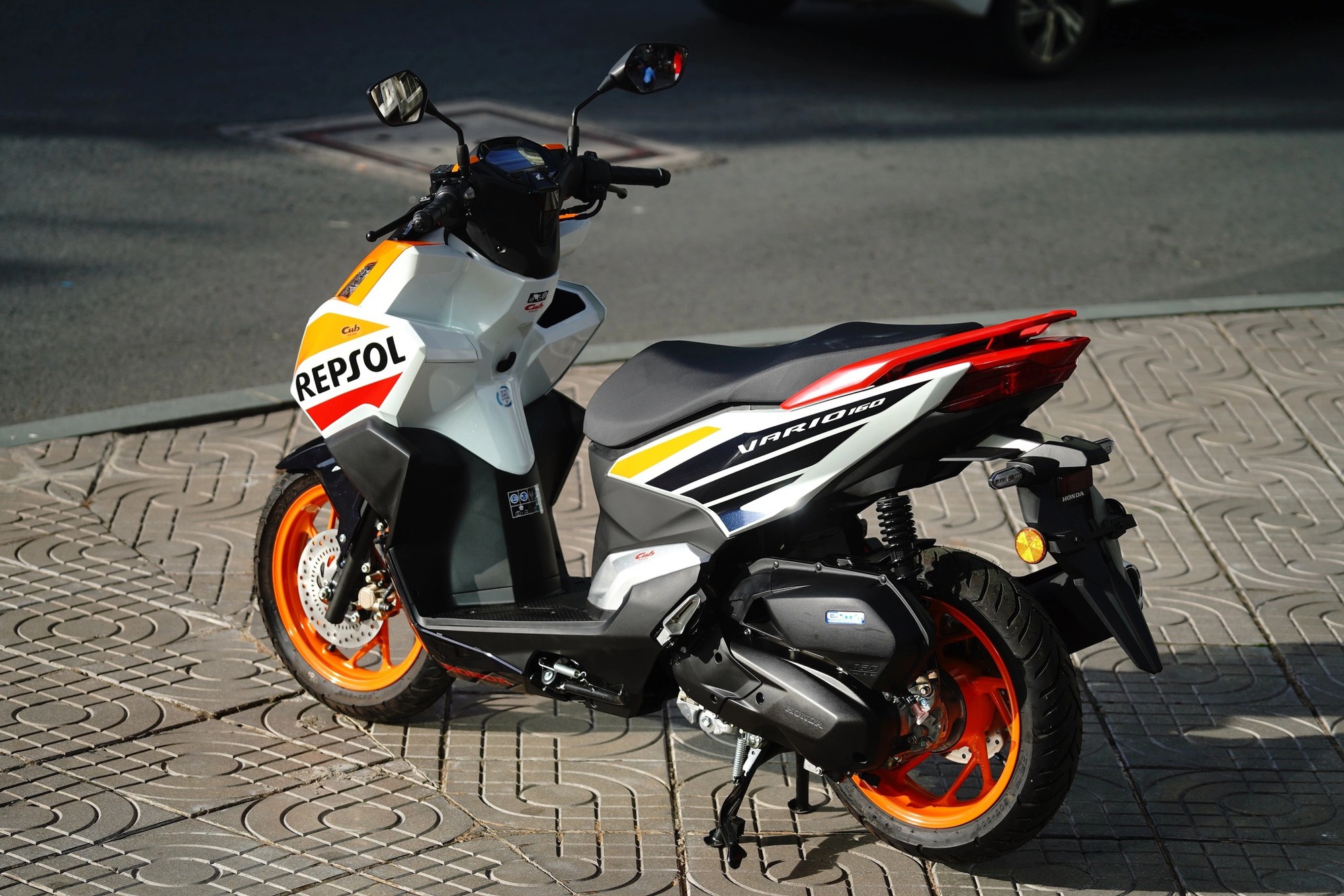Honda Vario 160 Repsol Edition phiên bản giới hạn vừa ra mắt tại Việt Nam, giá hơn 80 triệu đồng?- Ảnh 2. Honda Vario 160 Repsol Edition phiên bản giới hạn vừa ra mắt tại Việt Nam, giá hơn 80 triệu đồng?- Ảnh 2.
