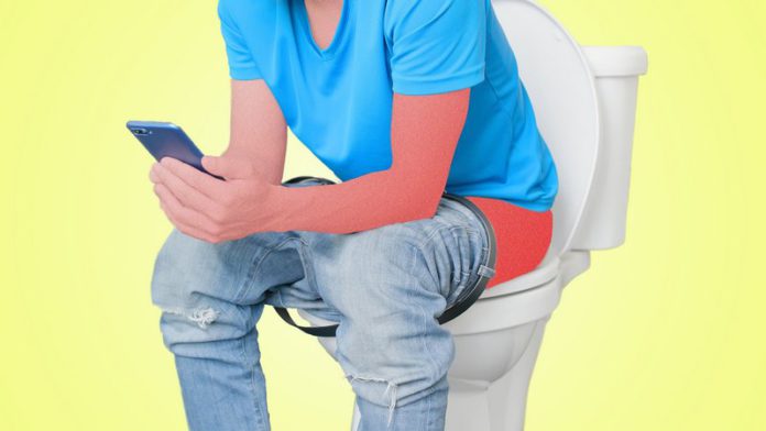 Sa 13 cm ruột ra ngoài vì ngồi toilet ôm điện thoại suốt 2 tiếng- Ảnh 2. Sa 13 cm ruột ra ngoài vì ngồi toilet ôm điện thoại suốt 2 tiếng- Ảnh 2.