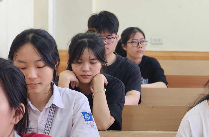 Giáo viên "toát mồ hôi" với đề tiếng Anh tốt nghiệp, 7.0 IELTS cũng chịu thua- Ảnh 1. Giáo viên "toát mồ hôi" với đề tiếng Anh tốt nghiệp, 7.0 IELTS cũng chịu thua- Ảnh 1.