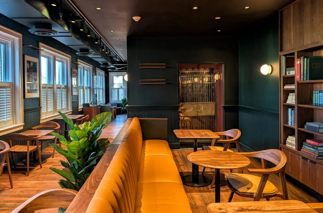 Chiến dịch chưa từng có của Starbucks: Sắp cải tạo 10.000 cửa hàng, biến mỗi không gian thành sảnh khách sạn, nỗ lực hồi sinh công ty- Ảnh 1. Chiến dịch chưa từng có của Starbucks: Sắp cải tạo 10.000 cửa hàng, biến mỗi không gian thành sảnh khách sạn, nỗ lực hồi sinh công ty- Ảnh 1.