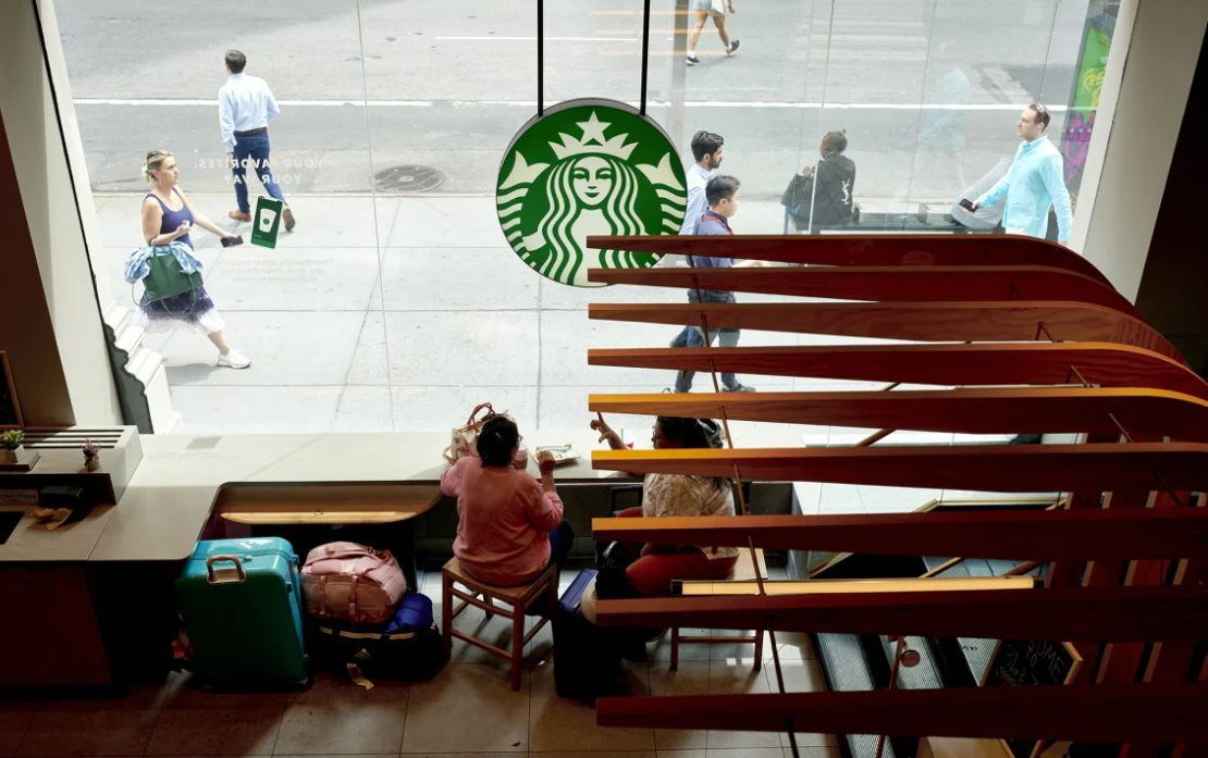 Chiến dịch chưa từng có của Starbucks: Sắp cải tạo 10.000 cửa hàng, biến mỗi không gian thành sảnh khách sạn, nỗ lực hồi sinh công ty- Ảnh 2. Chiến dịch chưa từng có của Starbucks: Sắp cải tạo 10.000 cửa hàng, biến mỗi không gian thành sảnh khách sạn, nỗ lực hồi sinh công ty- Ảnh 2.