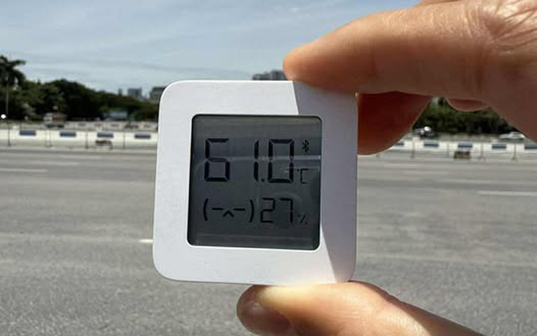 Thực hư thông tin Hà Nội nóng 61 độ C: Tại sao bản tin thời tiết dự báo nhiệt độ cao nhất là 40 độ C, mà cầm nhiệt kế ra đường lại đo được tận 61 độ?- Ảnh 1. Thực hư thông tin Hà Nội nóng 61 độ C: Tại sao bản tin thời tiết dự báo nhiệt độ cao nhất là 40 độ C, mà cầm nhiệt kế ra đường lại đo được tận 61 độ?- Ảnh 1.
