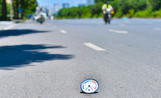 Thực hư thông tin Hà Nội nóng 61 độ C: Tại sao bản tin thời tiết dự báo nhiệt độ cao nhất là 40 độ C, mà cầm nhiệt kế ra đường lại đo được tận 61 độ?- Ảnh 8. Thực hư thông tin Hà Nội nóng 61 độ C: Tại sao bản tin thời tiết dự báo nhiệt độ cao nhất là 40 độ C, mà cầm nhiệt kế ra đường lại đo được tận 61 độ?- Ảnh 8.