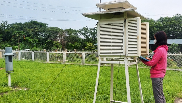 Thực hư thông tin Hà Nội nóng 61 độ C: Tại sao bản tin thời tiết dự báo nhiệt độ cao nhất là 40 độ C, mà cầm nhiệt kế ra đường lại đo được tận 61 độ?- Ảnh 7. Thực hư thông tin Hà Nội nóng 61 độ C: Tại sao bản tin thời tiết dự báo nhiệt độ cao nhất là 40 độ C, mà cầm nhiệt kế ra đường lại đo được tận 61 độ?- Ảnh 7.