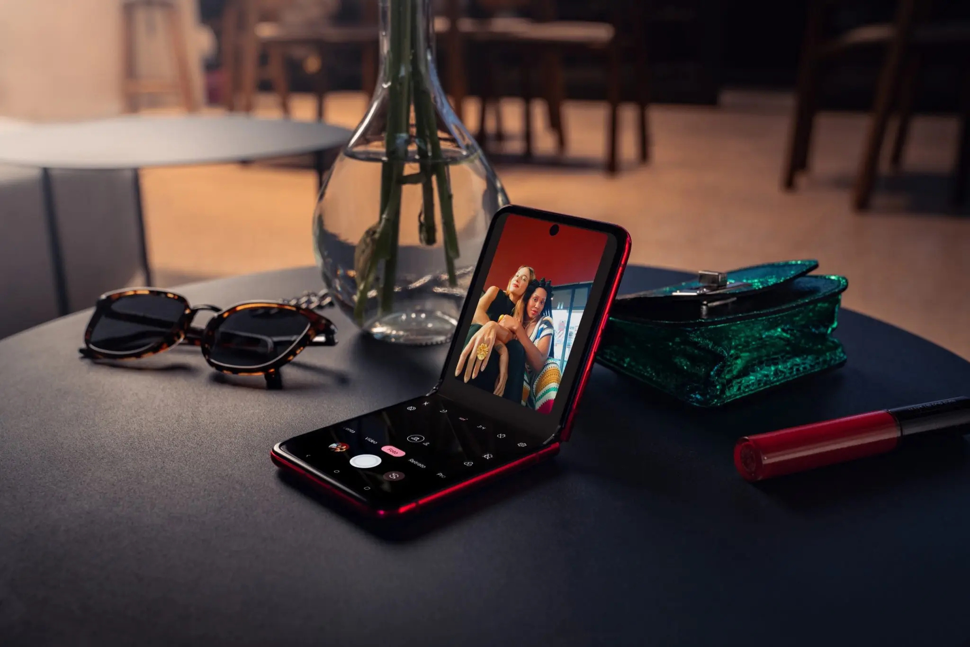 Từng có giá gần 20 triệu, điện thoại màn gập Motorola giờ chỉ còn gần 5 triệu nhưng vẫn khó hút khách- Ảnh 2.
