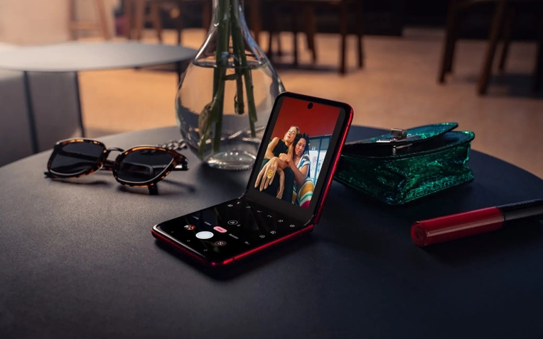 Từng có giá gần 20 triệu, điện thoại màn gập Motorola giờ chỉ còn gần 5 triệu nhưng vẫn khó hút khách- Ảnh 1.
