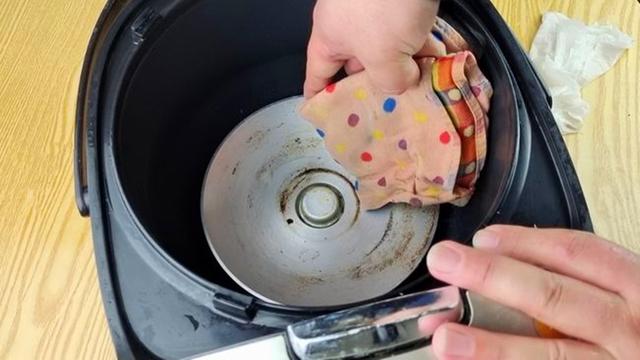 Trên nồi cơm điện có 4 nơi dễ “giấu” chất gây ung thư, côn trùng, nguy cơ cháy nổ nhưng ít ai để ý- Ảnh 2. Trên nồi cơm điện có 4 nơi dễ “giấu” chất gây ung thư, côn trùng, nguy cơ cháy nổ nhưng ít ai để ý- Ảnh 2.