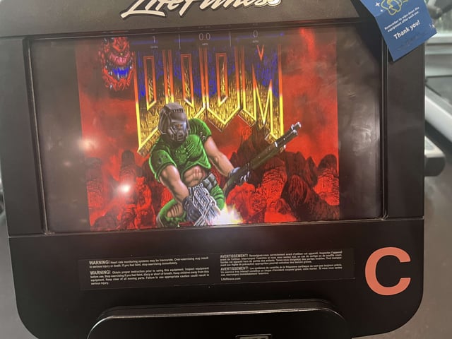 Cài đặt thành công game Doom lên... máy tập phòng gym: Muốn chơi game thì phải đạp- Ảnh 2. Cài đặt thành công game Doom lên... máy tập phòng gym: Muốn chơi game thì phải đạp- Ảnh 2.