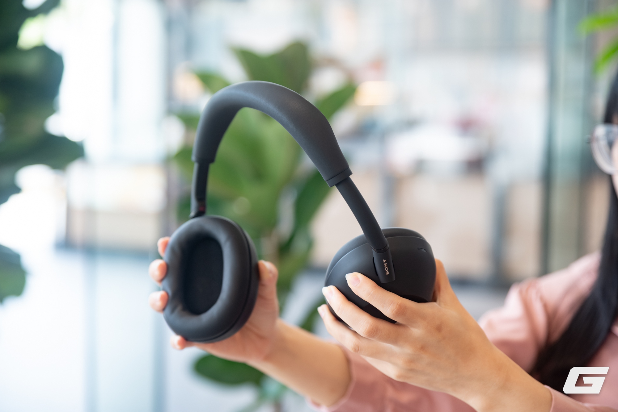 Trải nghiệm nhanh Sony WH-1000XM6: Chống ồn đỉnh, chất âm hay, đeo “sướng” tai nhưng vẫn có điểm cần chú ý- Ảnh 12. Trải nghiệm nhanh Sony WH-1000XM6: Chống ồn đỉnh, chất âm hay, đeo “sướng” tai nhưng vẫn có điểm cần chú ý- Ảnh 12.