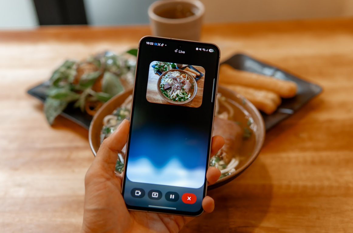 Nhờ AI trên Galaxy A series mới, bạn có thể lên đường du lịch hè ngay và luôn chẳng cần sách hướng dẫn- Ảnh 1. Nhờ AI trên Galaxy A series mới, bạn có thể lên đường du lịch hè ngay và luôn chẳng cần sách hướng dẫn- Ảnh 1.