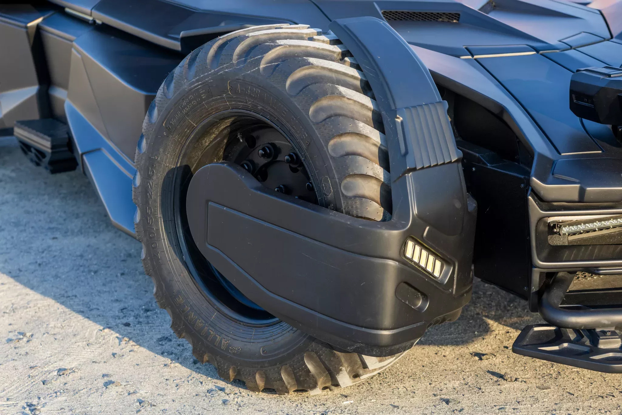 Mercedes-Benz CL55 AMG phong cách Batman gây sốt với giá gần 8 tỷ đồng tiền độ!- Ảnh 6. Mercedes-Benz CL55 AMG phong cách Batman gây sốt với giá gần 8 tỷ đồng tiền độ!- Ảnh 6.