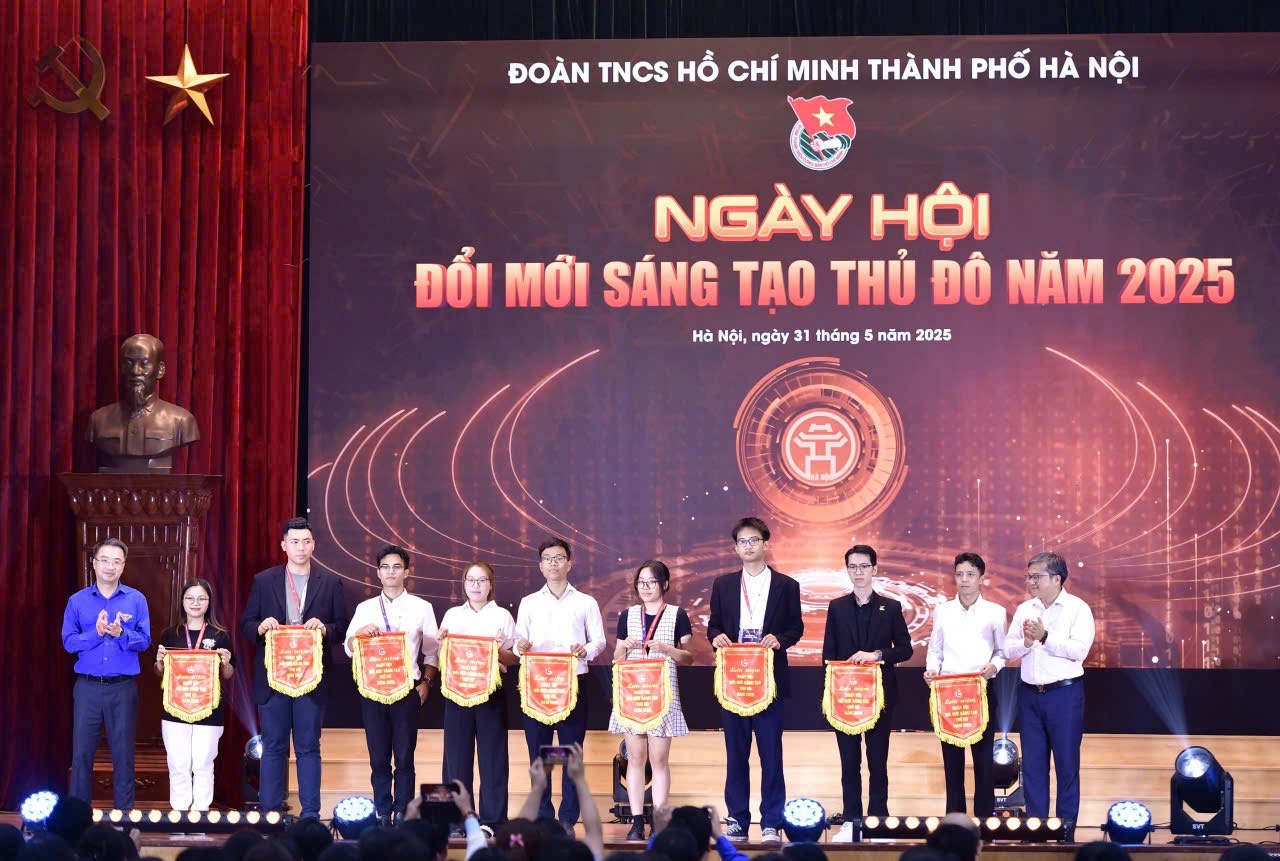 Gần 1.000 bạn trẻ đổ bộ Bách khoa trong "Ngày hội Đổi mới sáng tạo Thủ đô 2025": Sân chơi chất lượng, networking siêu xịn!- Ảnh 2. Gần 1.000 bạn trẻ đổ bộ Bách khoa trong "Ngày hội Đổi mới sáng tạo Thủ đô 2025": Sân chơi chất lượng, networking siêu xịn!- Ảnh 2.