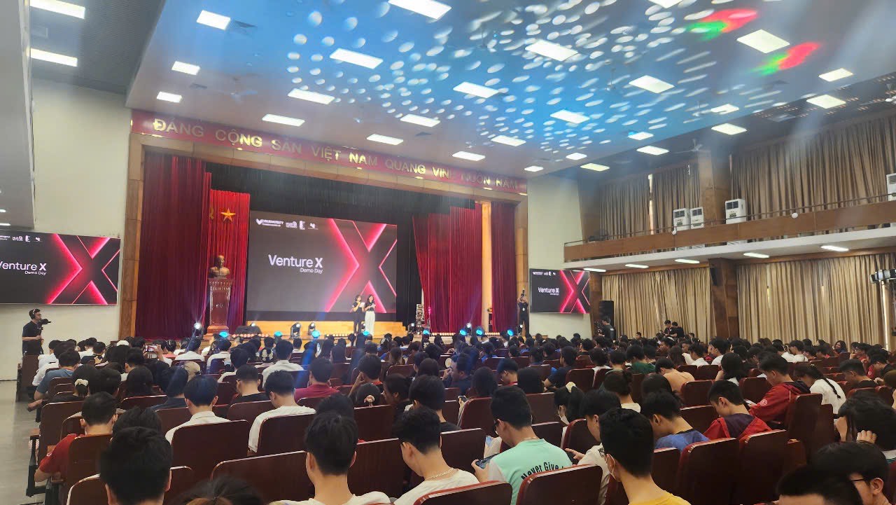 Gần 1.000 bạn trẻ đổ bộ Bách khoa trong "Ngày hội Đổi mới sáng tạo Thủ đô 2025": Sân chơi chất lượng, networking siêu xịn!- Ảnh 1. Gần 1.000 bạn trẻ đổ bộ Bách khoa trong "Ngày hội Đổi mới sáng tạo Thủ đô 2025": Sân chơi chất lượng, networking siêu xịn!- Ảnh 1.