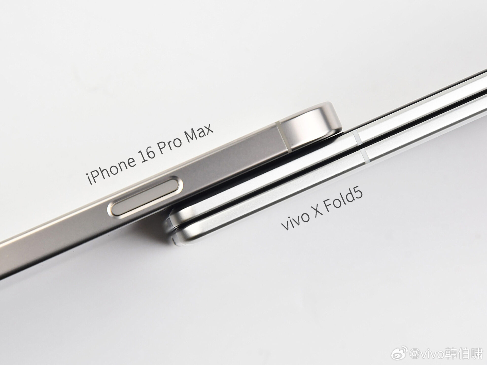 Sếp Vivo khoe ảnh X Fold5 cạnh iPhone 16 Pro Max: Điện thoại gập mà mỏng ngang smartphone thường- Ảnh 1. Sếp Vivo khoe ảnh X Fold5 cạnh iPhone 16 Pro Max: Điện thoại gập mà mỏng ngang smartphone thường- Ảnh 1.