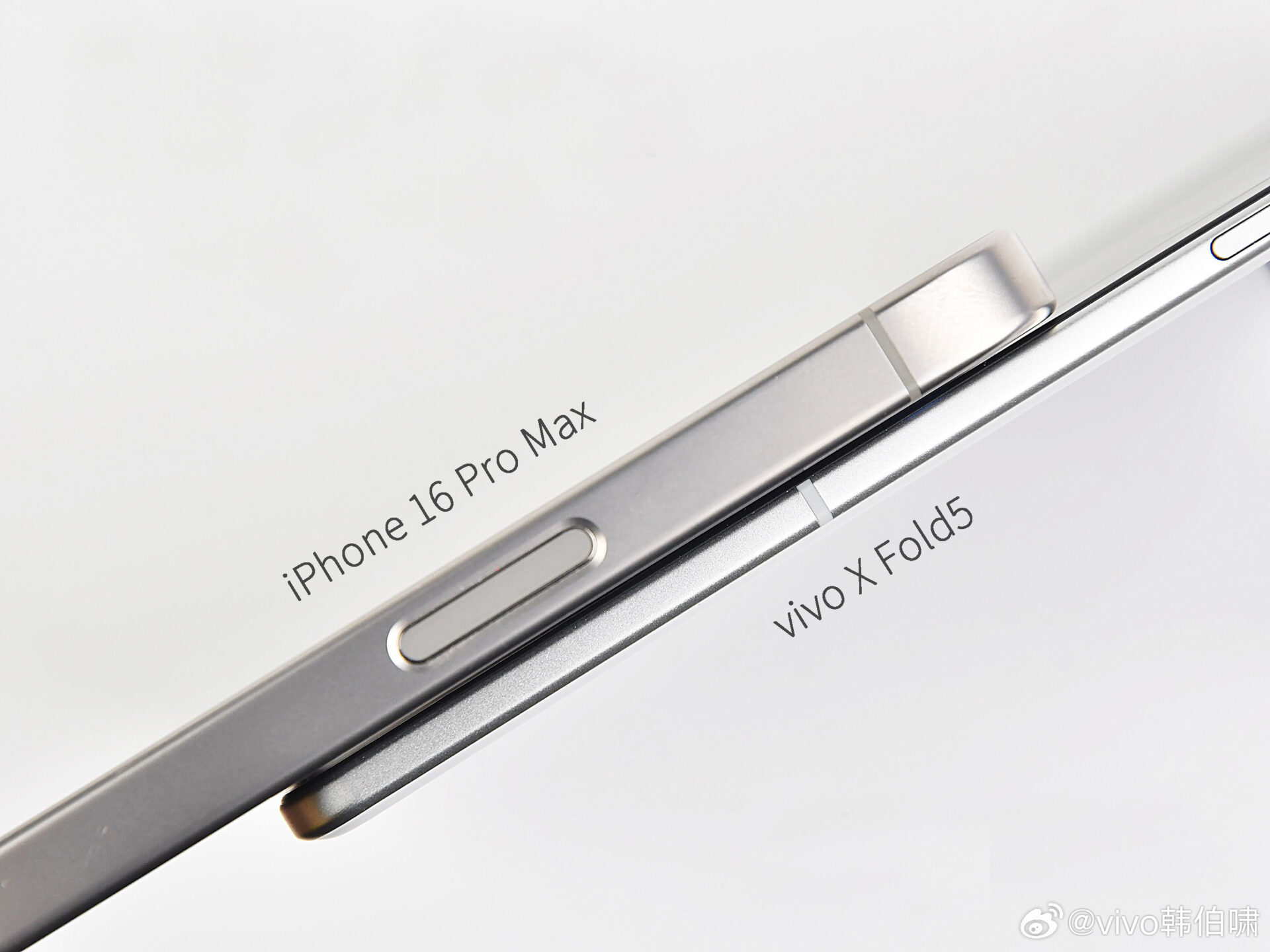 Sếp Vivo khoe ảnh X Fold5 cạnh iPhone 16 Pro Max: Điện thoại gập mà mỏng ngang smartphone thường- Ảnh 2. Sếp Vivo khoe ảnh X Fold5 cạnh iPhone 16 Pro Max: Điện thoại gập mà mỏng ngang smartphone thường- Ảnh 2.