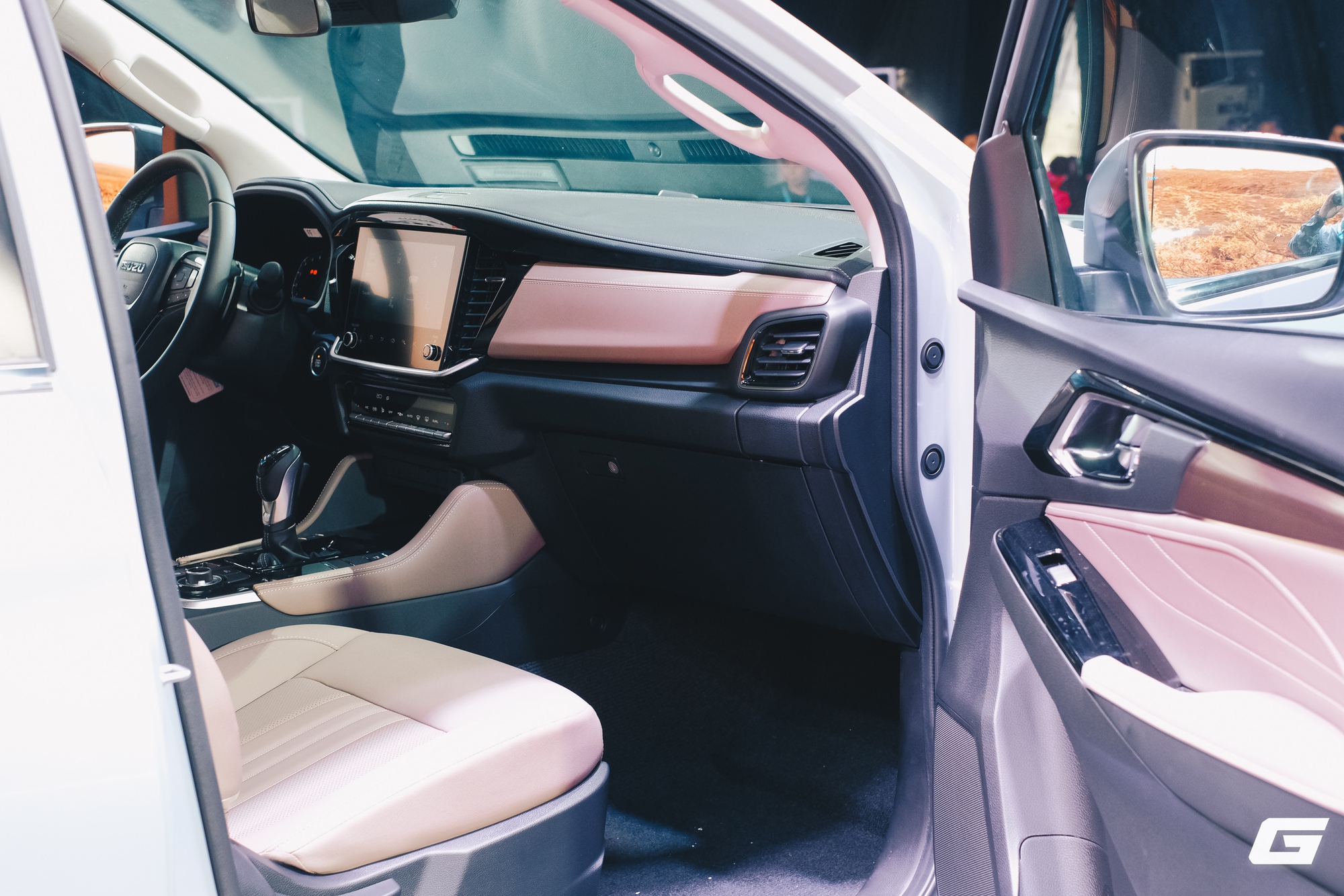 ISUZU ra mắt mu-X 2025 tại Việt Nam với nhiều nâng cấp, giá từ 928 triệu đồng- Ảnh 14. ISUZU ra mắt mu-X 2025 tại Việt Nam với nhiều nâng cấp, giá từ 928 triệu đồng- Ảnh 14.