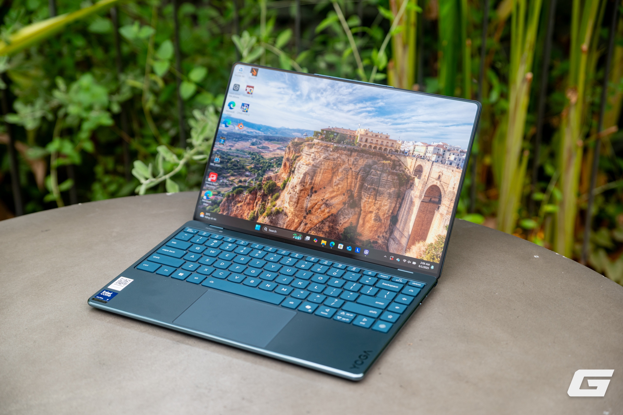 Trải nghiệm nhanh Lenovo Yoga Slim 9i Gen 10: Đẹp, quyến rũ, để nâng niu chứ không dùng để “cày”- Ảnh 2. Trải nghiệm nhanh Lenovo Yoga Slim 9i Gen 10: Đẹp, quyến rũ, để nâng niu chứ không dùng để “cày”- Ảnh 2.