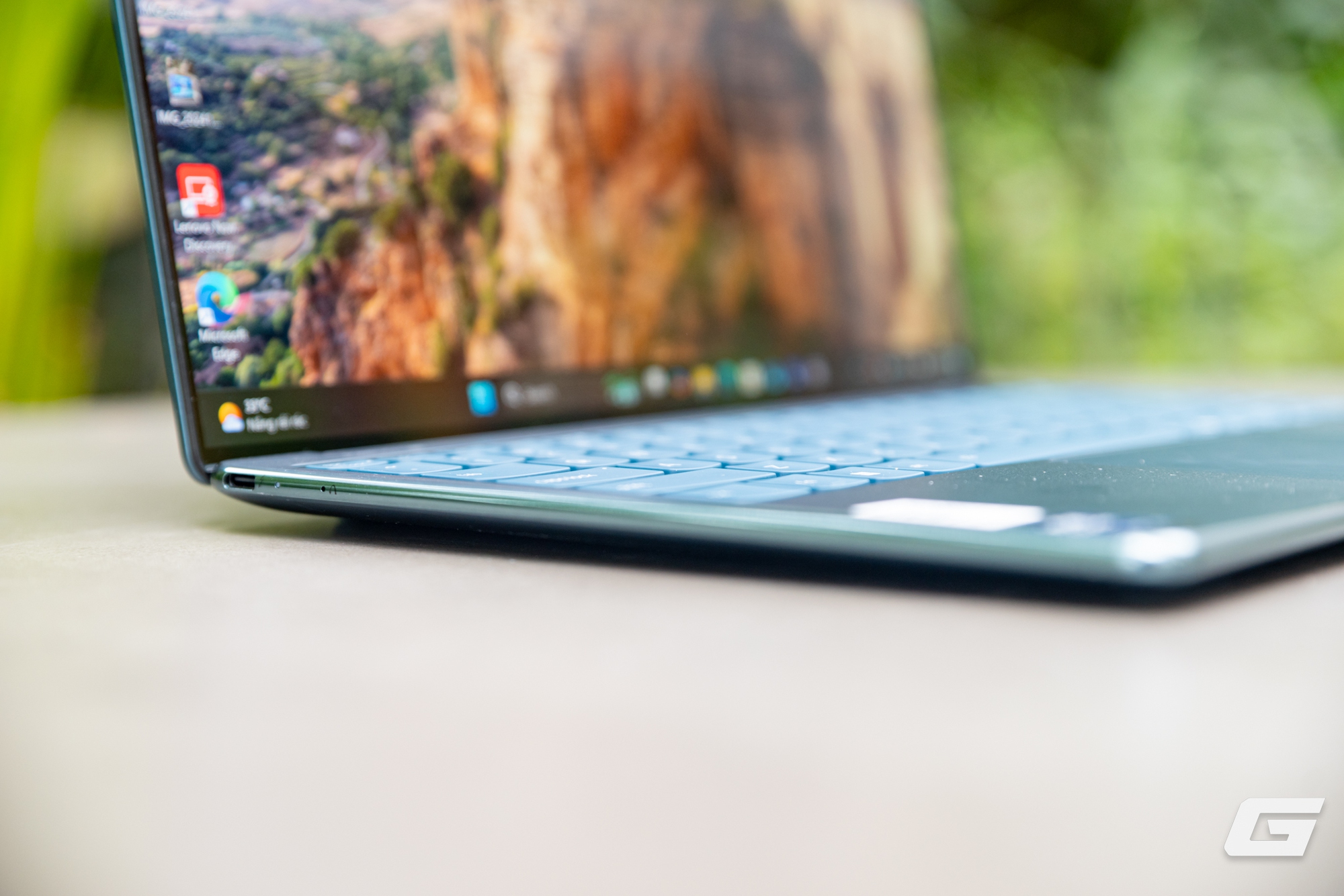 Trải nghiệm nhanh Lenovo Yoga Slim 9i Gen 10: Đẹp, quyến rũ, để nâng niu chứ không dùng để “cày”- Ảnh 9. Trải nghiệm nhanh Lenovo Yoga Slim 9i Gen 10: Đẹp, quyến rũ, để nâng niu chứ không dùng để “cày”- Ảnh 9.