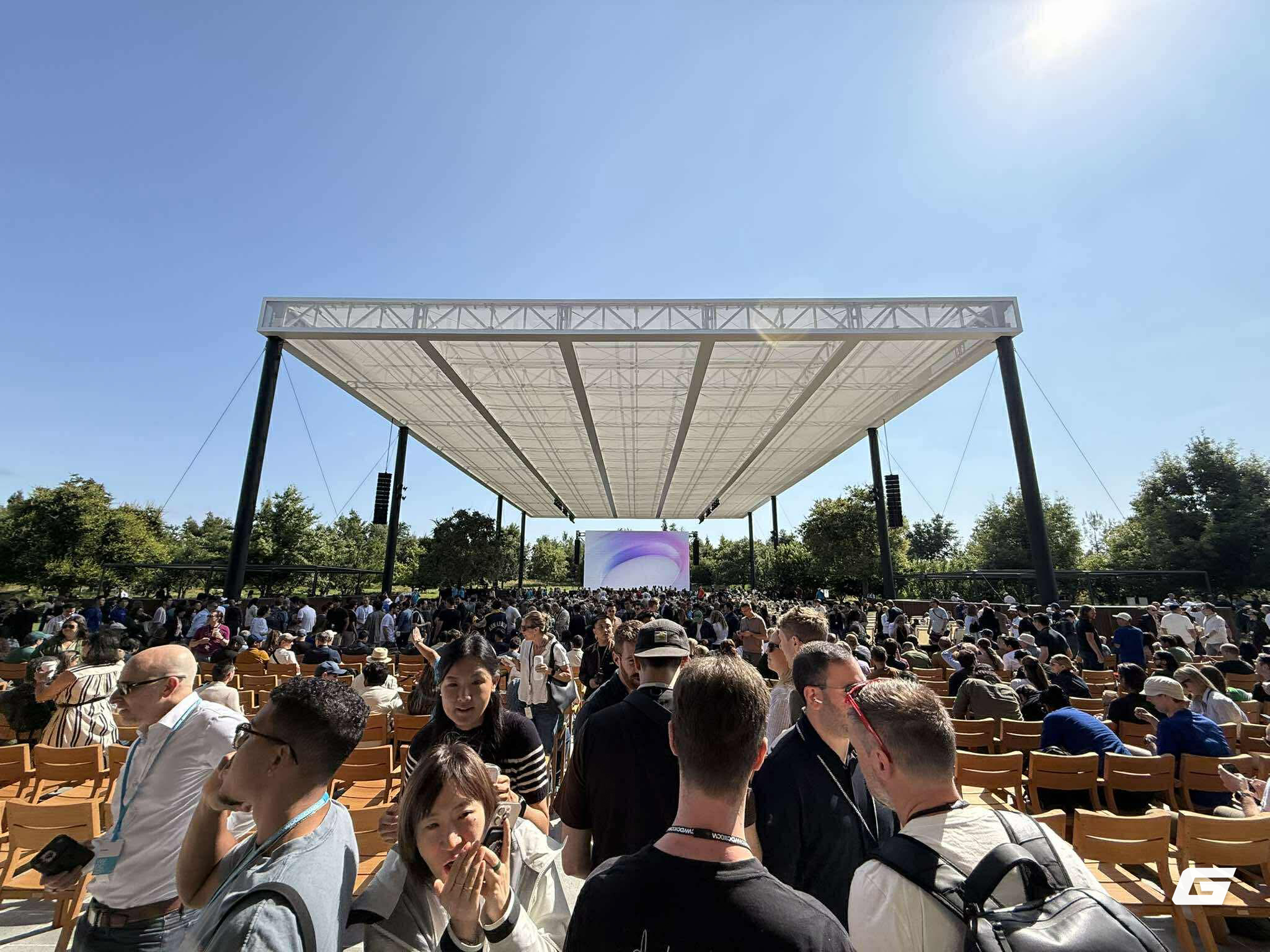 WWDC 2025 trước giờ G: Có gì sau tấm thẻ vàng? Apple sắp “ra chiêu”, cả thế giới công nghệ nín thở chờ đợi- Ảnh 10. WWDC 2025 trước giờ G: Có gì sau tấm thẻ vàng? Apple sắp “ra chiêu”, cả thế giới công nghệ nín thở chờ đợi- Ảnh 10.