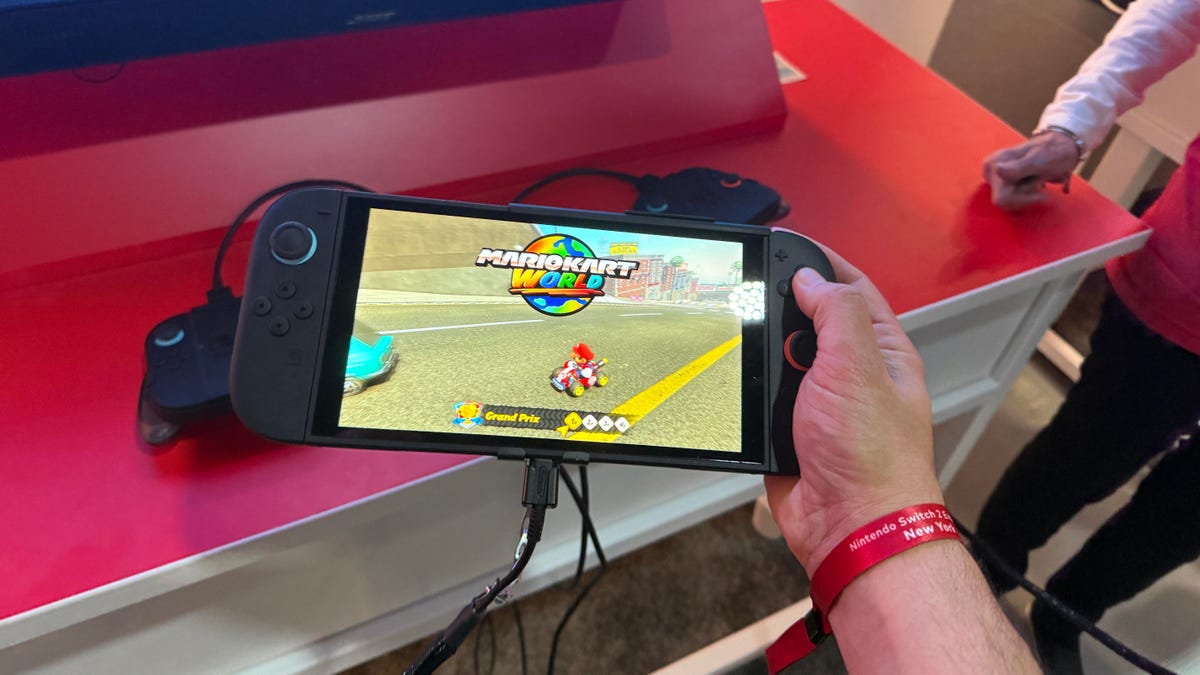Sức nóng của Switch 2: đoàn người xếp hàng trước Cửa hàng Nintendo ở Mỹ dài tới ngã tư vẫn chưa hết người- Ảnh 2. Sức nóng của Switch 2: đoàn người xếp hàng trước Cửa hàng Nintendo ở Mỹ dài tới ngã tư vẫn chưa hết người- Ảnh 2.