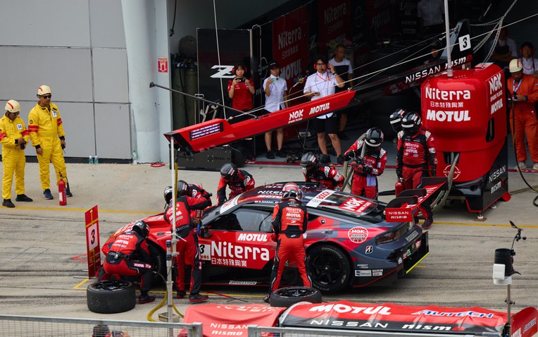 Cận cảnh garage đội đua tại giải Super GT: 'Vùng cấm' mà không phải ai cũng có thể lại gần- Ảnh 1.