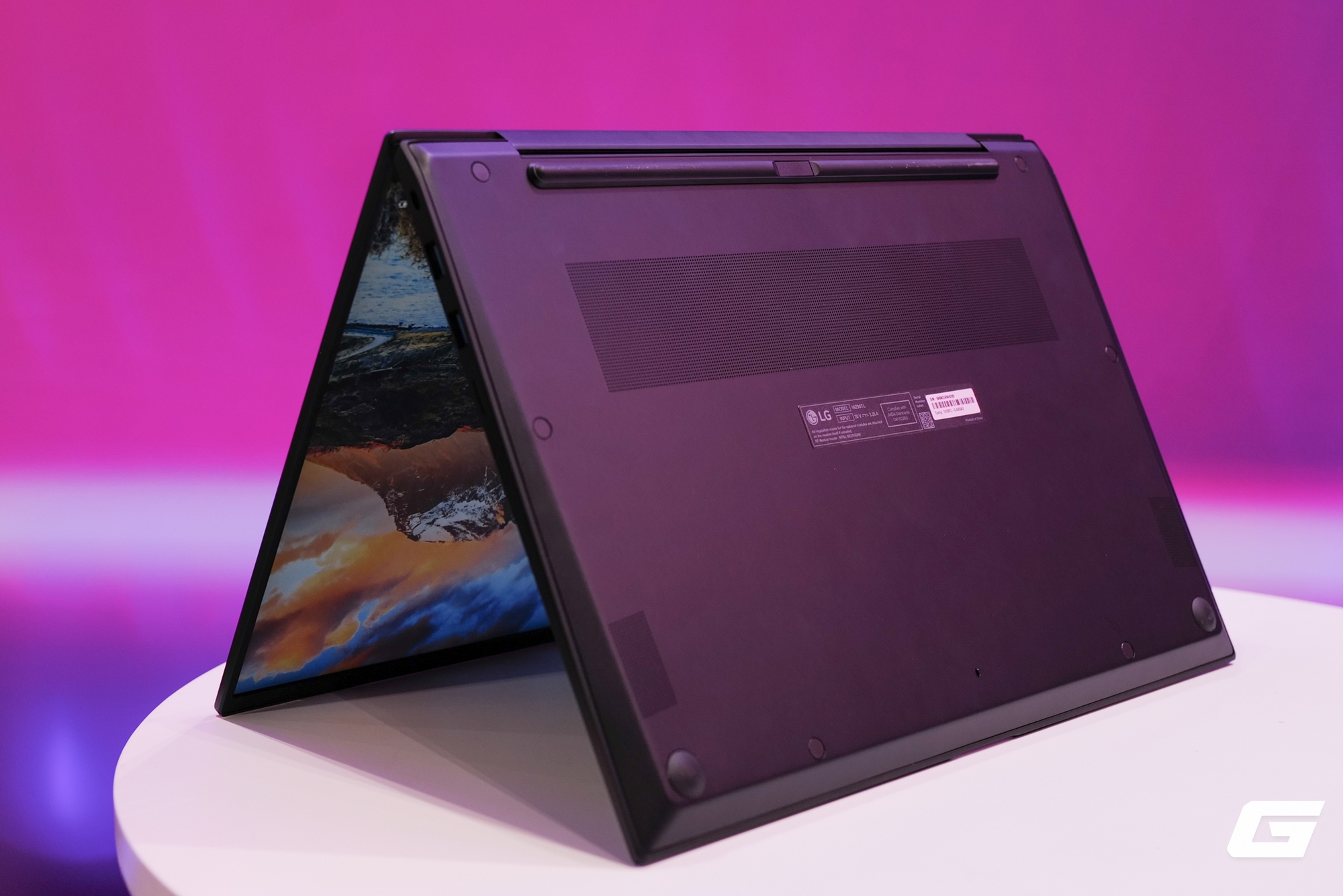 LG chính thức giới thiệu laptop LG gram AI 2025 tại Việt Nam: siêu mỏng nhẹ, tích hợp trí tuệ nhân tạo Hybrid AI toàn diện- Ảnh 10. LG chính thức giới thiệu laptop LG gram AI 2025 tại Việt Nam: siêu mỏng nhẹ, tích hợp trí tuệ nhân tạo Hybrid AI toàn diện- Ảnh 10.