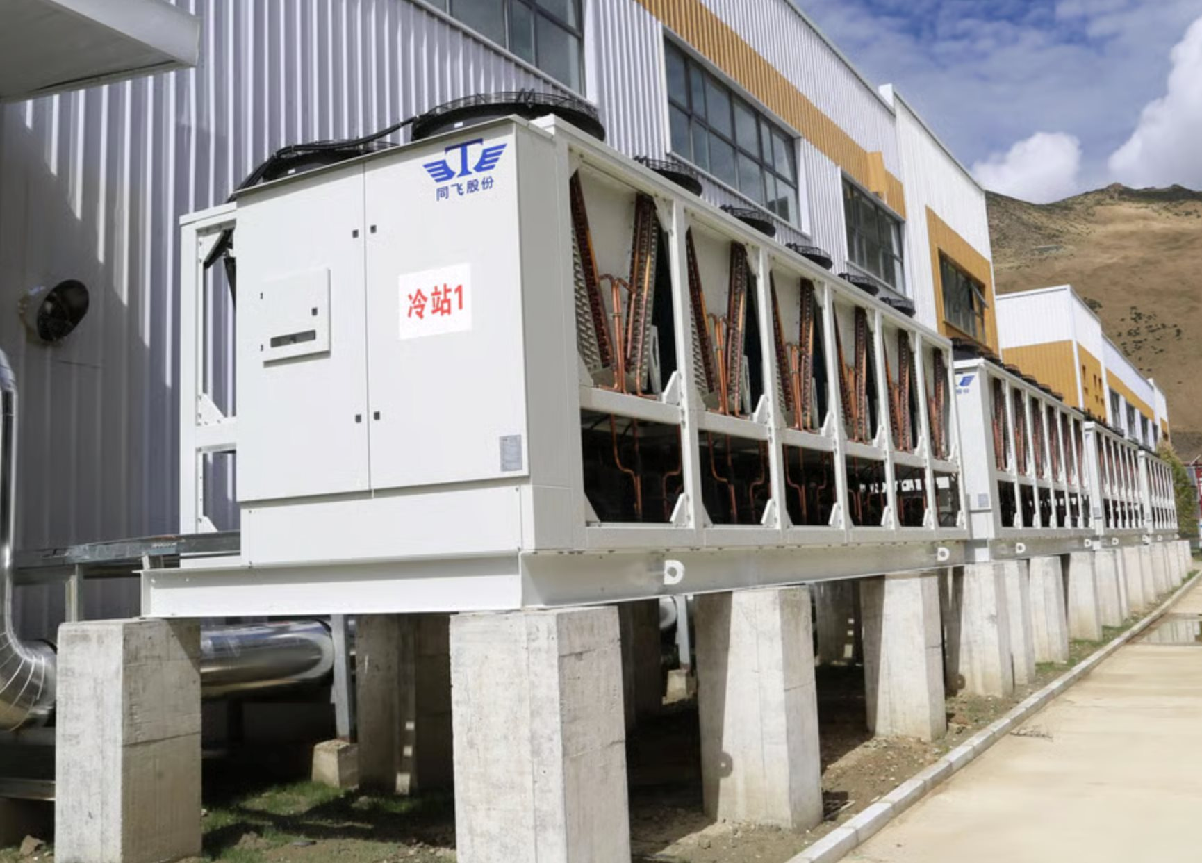 Chiến lược ‘Đông Dữ liệu, Tây Tính toán’ của Trung Quốc khiến thế giới choáng váng: Xây trung tâm AI ở độ cao 3.600 mét, ngầm tạo ra hệ sinh thái cao nguyên- Ảnh 3.