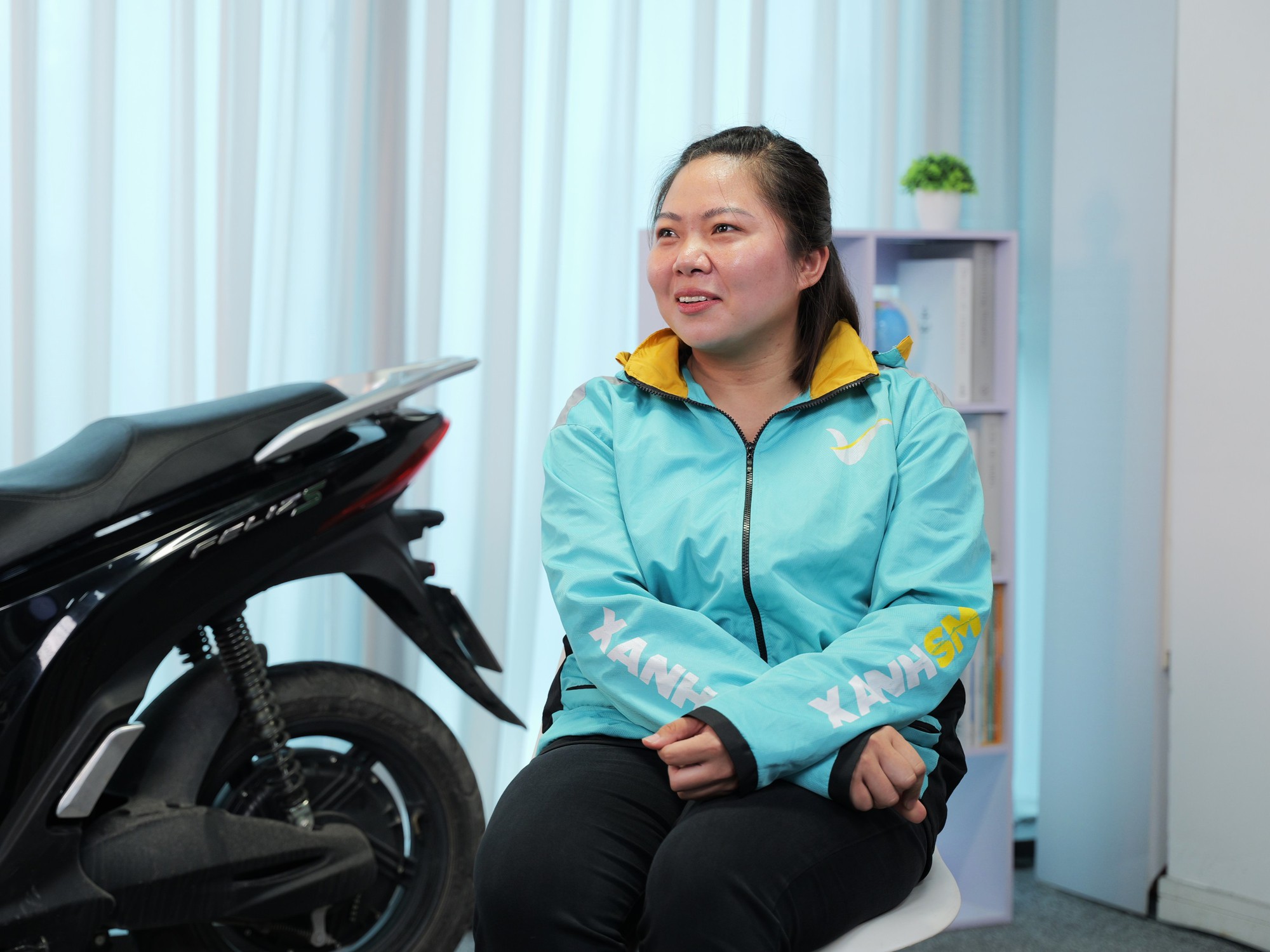 Nữ tài xế Xanh SM Bike: ‘22,5 triệu/tháng, 10 tiếng/ngày, chuyển sang xe điện thấy khỏe hơn vì…’- Ảnh 2.