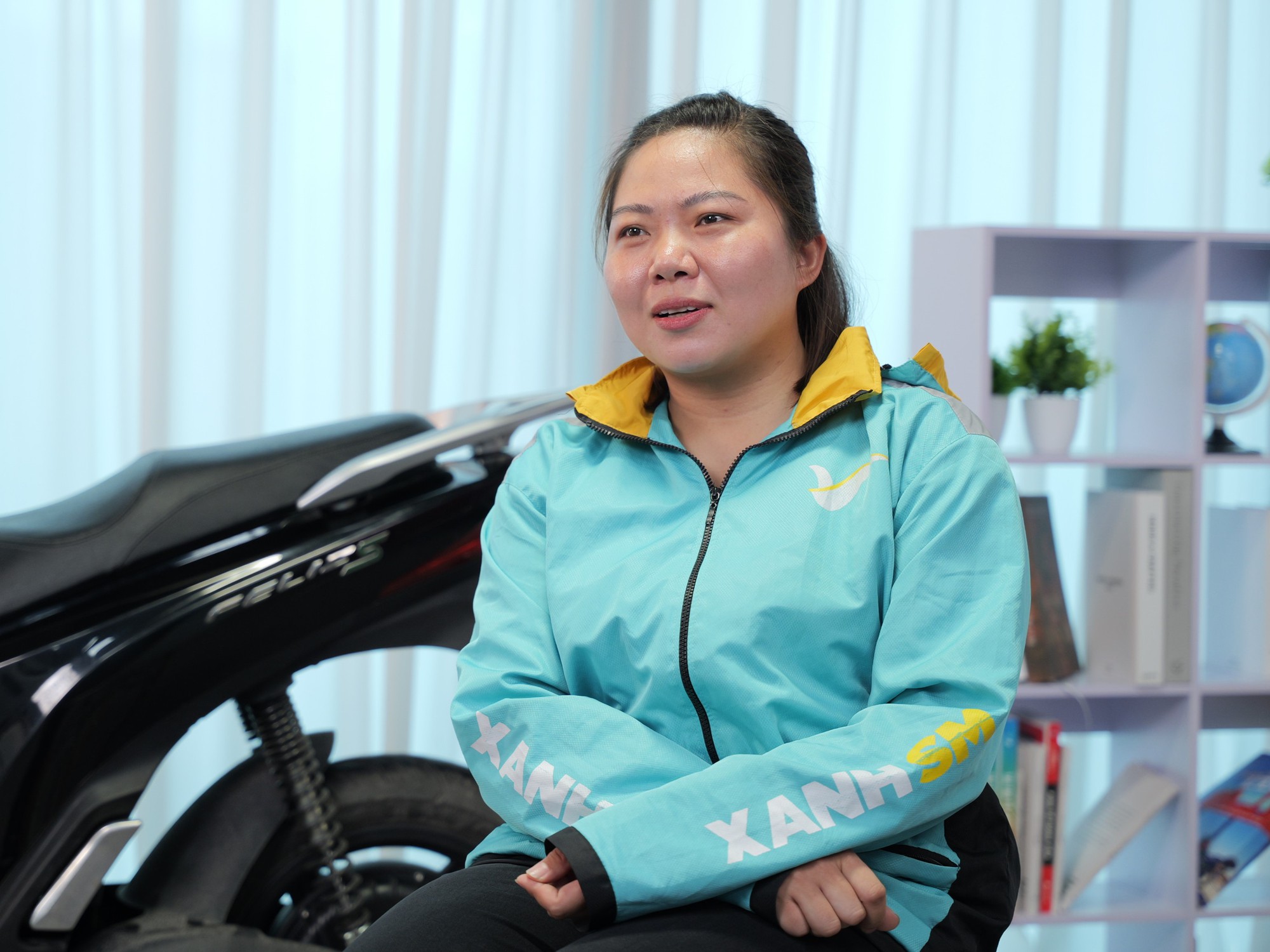 Nữ tài xế Xanh SM Bike: ‘22,5 triệu/tháng, 10 tiếng/ngày, chuyển sang xe điện thấy khỏe hơn vì…’- Ảnh 5.