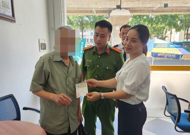 Cụ ông 79 tuổi ở Hà Nội đến ngân hàng tất toán sổ tiết kiệm 250 triệu đồng nhưng nhân viên ngân hàng ngăn cản vì có dấu hiệu bất thường, thành công chặn đứng vụ lừa đảo- Ảnh 1. Cụ ông 79 tuổi ở Hà Nội đến ngân hàng tất toán sổ tiết kiệm 250 triệu đồng nhưng nhân viên ngân hàng ngăn cản vì có dấu hiệu bất thường, thành công chặn đứng vụ lừa đảo- Ảnh 1.