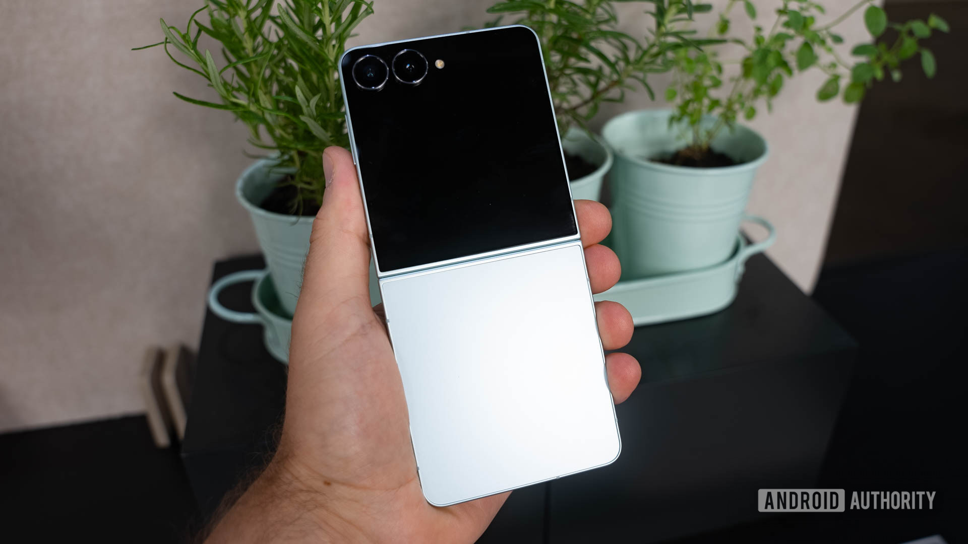 Có màn hình lớn tràn viền, nhưng Galaxy Z Flip7 vẫn cần cải thiện điểm này- Ảnh 1. Có màn hình lớn tràn viền, nhưng Galaxy Z Flip7 vẫn cần cải thiện điểm này- Ảnh 1.