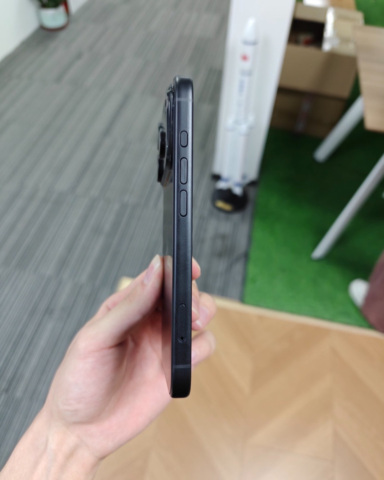 Lộ diện loạt ảnh trên tay iPhone 17 Pro với cụm camera rất lớn- Ảnh 2. Lộ diện loạt ảnh trên tay iPhone 17 Pro với cụm camera rất lớn- Ảnh 2.