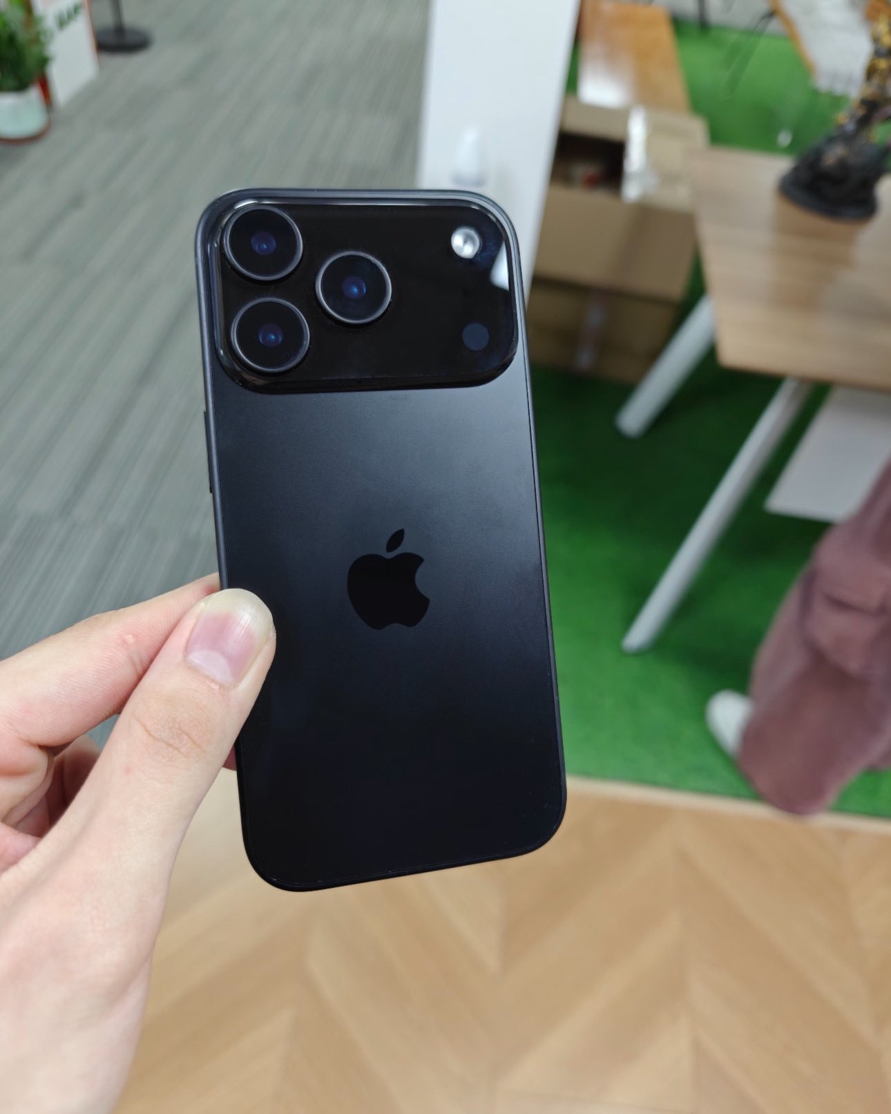 Lộ diện loạt ảnh trên tay iPhone 17 Pro với cụm camera rất lớn- Ảnh 1. Lộ diện loạt ảnh trên tay iPhone 17 Pro với cụm camera rất lớn- Ảnh 1.