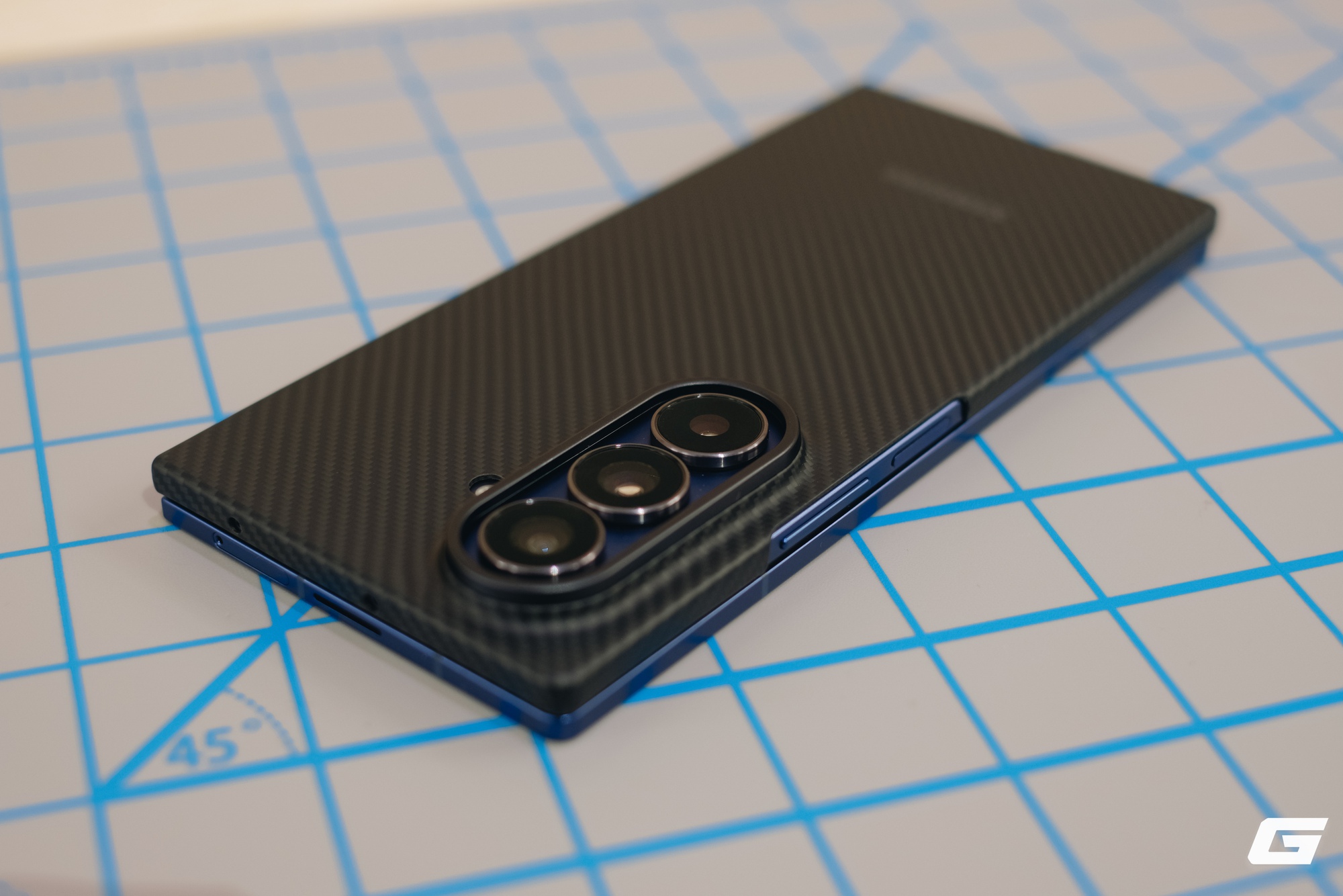 Trên tay ốp lưng Carbon Shield chính hãng Samsung cho Galaxy Z Fold7: Muốn mỏng nhẹ tối đa thì đây là sự lựa chọn đáng cân nhắc- Ảnh 7. Trên tay ốp lưng Carbon Shield chính hãng Samsung cho Galaxy Z Fold7: Muốn mỏng nhẹ tối đa thì đây là sự lựa chọn đáng cân nhắc- Ảnh 7.