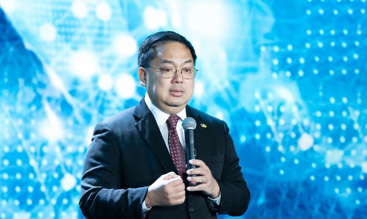 Sinh viên hỏi xoáy "Các chuyên gia AI làm gì khi bị mất điện", ông Hoàng Nam Tiến đứng ngồi không yên, phải xuống gặp tận nơi để trả lời- Ảnh 1.