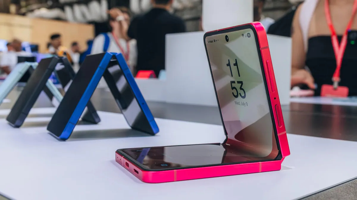 Galaxy Z Flip7 dùng Exynos 2500 thay vì Snapdragon 8 Elite: Samsung chọn đúng hay sai?- Ảnh 1. Galaxy Z Flip7 dùng Exynos 2500 thay vì Snapdragon 8 Elite: Samsung chọn đúng hay sai?- Ảnh 1.