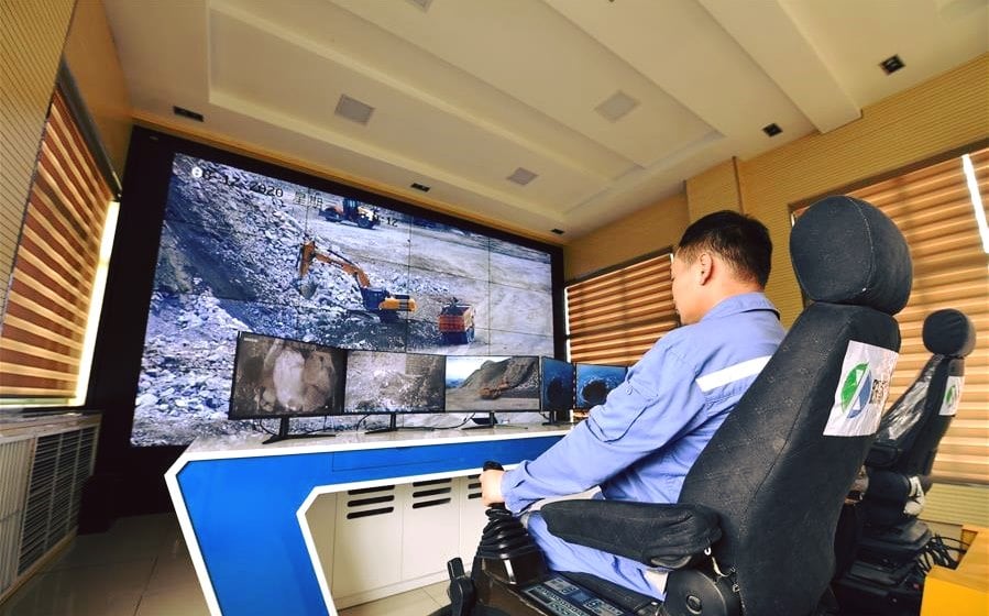 Nhìn thì tưởng là đang chơi game, nhưng thực tế đây là những kỹ sư đang vận hành máy móc xây dựng từ xa!- Ảnh 5. Nhìn thì tưởng là đang chơi game, nhưng thực tế đây là những kỹ sư đang vận hành máy móc xây dựng từ xa!- Ảnh 5.