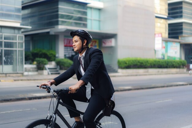 Đạp xe đi làm, tại sao không: Tốt cho sức khỏe, tiết kiệm tiền, không lo xăng xe- Ảnh 1. Đạp xe đi làm, tại sao không: Tốt cho sức khỏe, tiết kiệm tiền, không lo xăng xe- Ảnh 1.