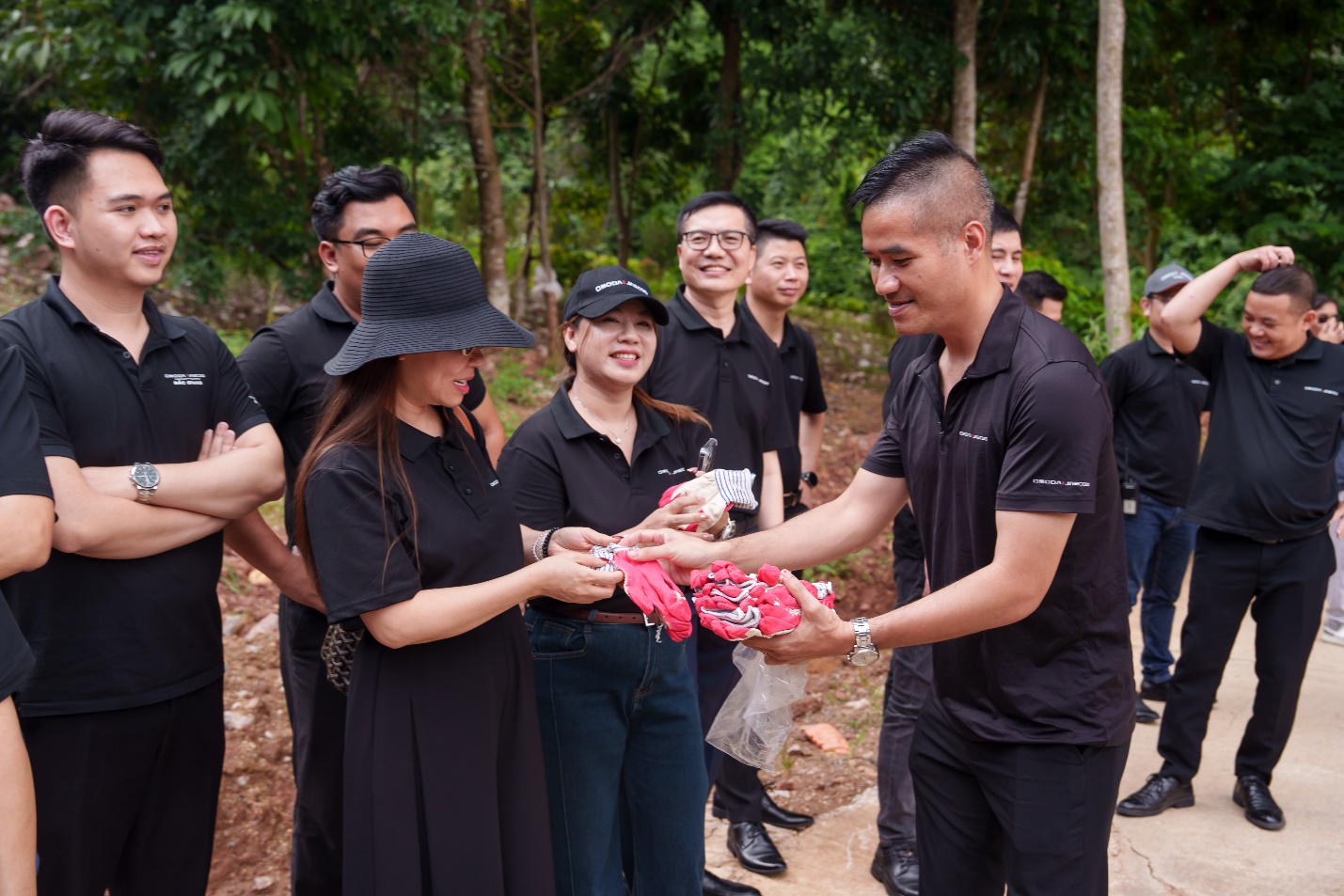 Omoda & Jaecoo – Gieo xanh một hành trình, ươm mầm một tương lai- Ảnh 2. Omoda & Jaecoo – Gieo xanh một hành trình, ươm mầm một tương lai- Ảnh 2.
