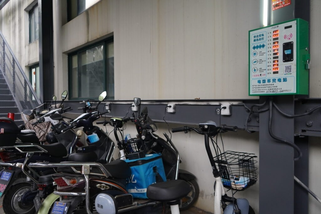 Dân đông, xe máy điện chạy đầy đường, xếp hàng sạc kín các chung cư: Trung Quốc xử lý kiểu gì?- Ảnh 3.
