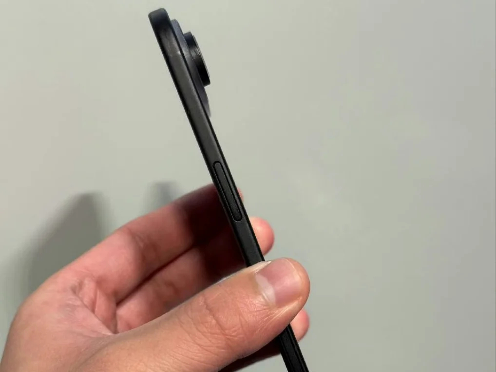 PhoneArena: Màn hình iPhone 17 Air mỏng quá nên dễ nứt vỡ, Apple đã "chia tay" đối tác BOE- Ảnh 2.