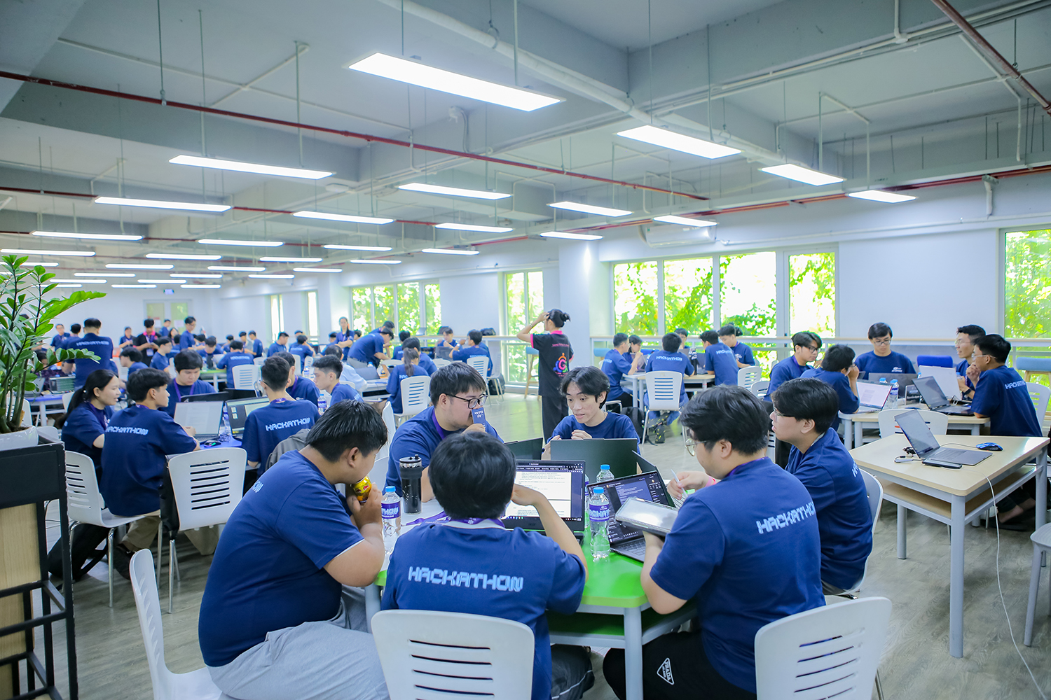 Tài trợ chính cho AI Innovation Hackathon FPT 2025, Luna Base AI mở ra kỷ nguyên mới cho lập trình viên trẻ- Ảnh 4.