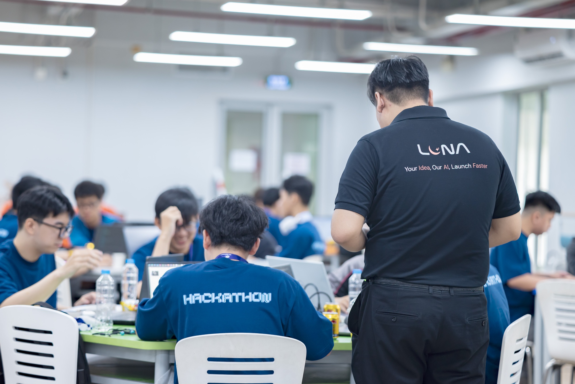 Tài trợ chính cho AI Innovation Hackathon FPT 2025, Luna Base AI mở ra kỷ nguyên mới cho lập trình viên trẻ- Ảnh 5.