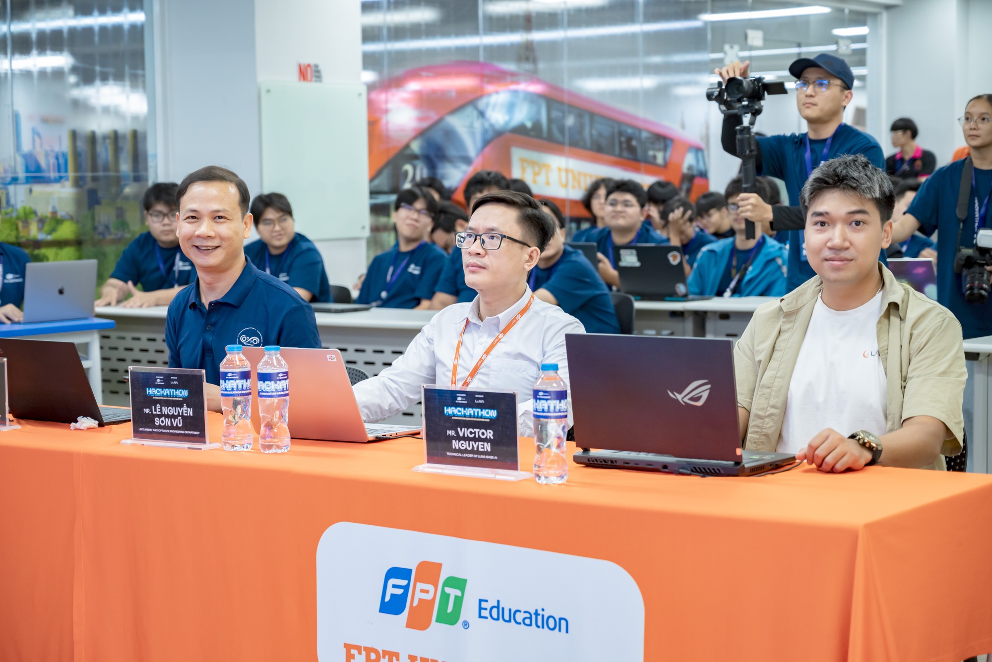 Tài trợ chính cho AI Innovation Hackathon FPT 2025, Luna Base AI mở ra kỷ nguyên mới cho lập trình viên trẻ- Ảnh 1.