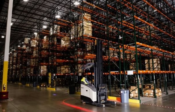 Amazon 'bá chủ' giấc mơ tự động hóa: 1 triệu robot làm việc ngày đêm khắp các cơ sở, số lượng sắp ngang bằng con người- Ảnh 1.