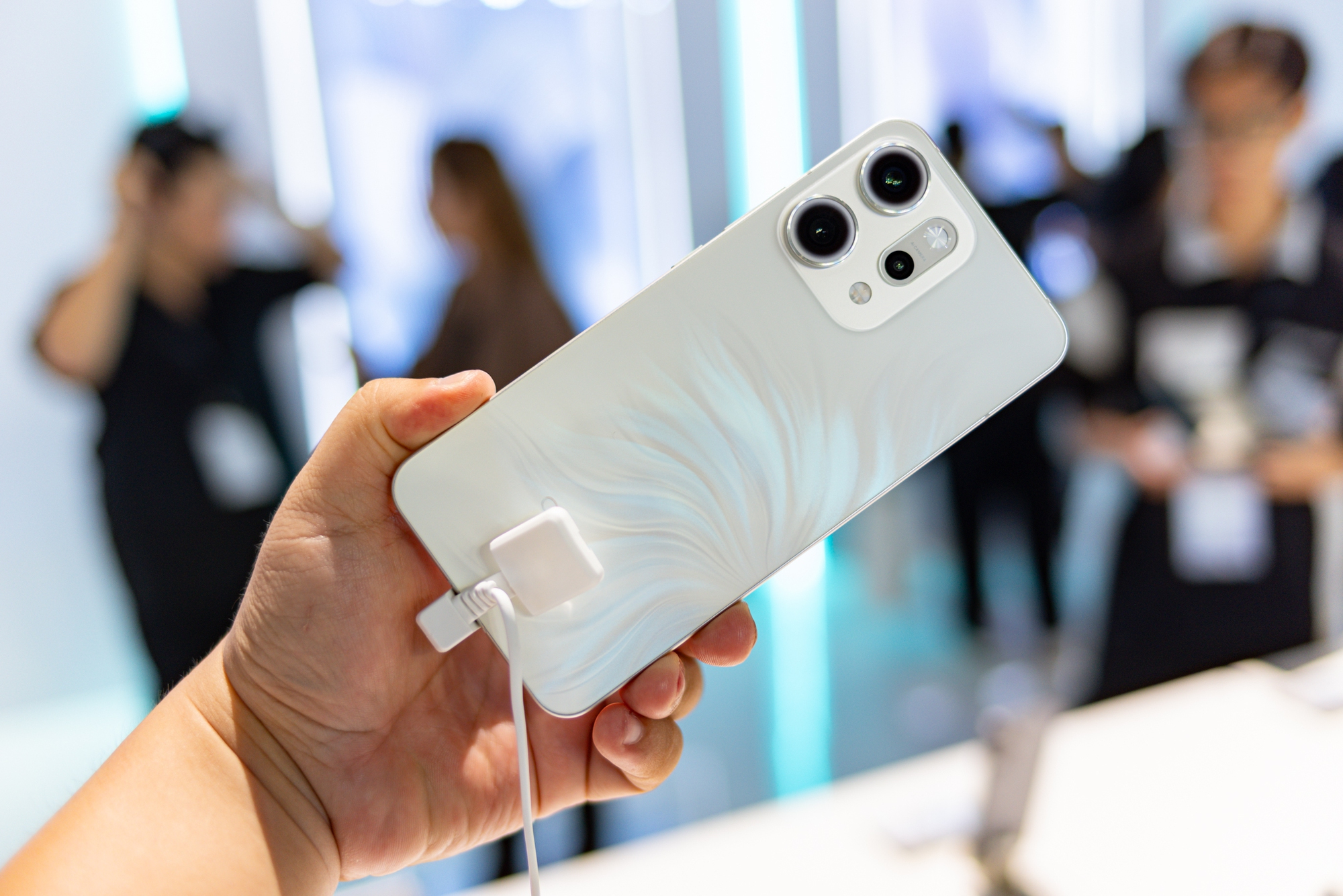 OPPO Reno14 Series ra mắt: Thiết kế "đuôi cá" độc đáo, nhiều tính năng AI ấn tượng, bạn thân của Sơn Tùng M-TP- Ảnh 5.